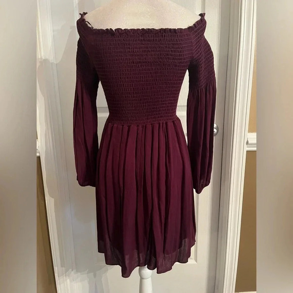 Altar'd State Maroon Red Off the shoulder Smocked Dress. Size small EUC - Picture 5 of 10